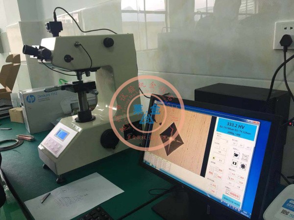 老客戶推薦新客戶選用我廠HVS-1000A型數顯顯微硬度計：現場安裝照片（圖像清晰質感、測試精度高）